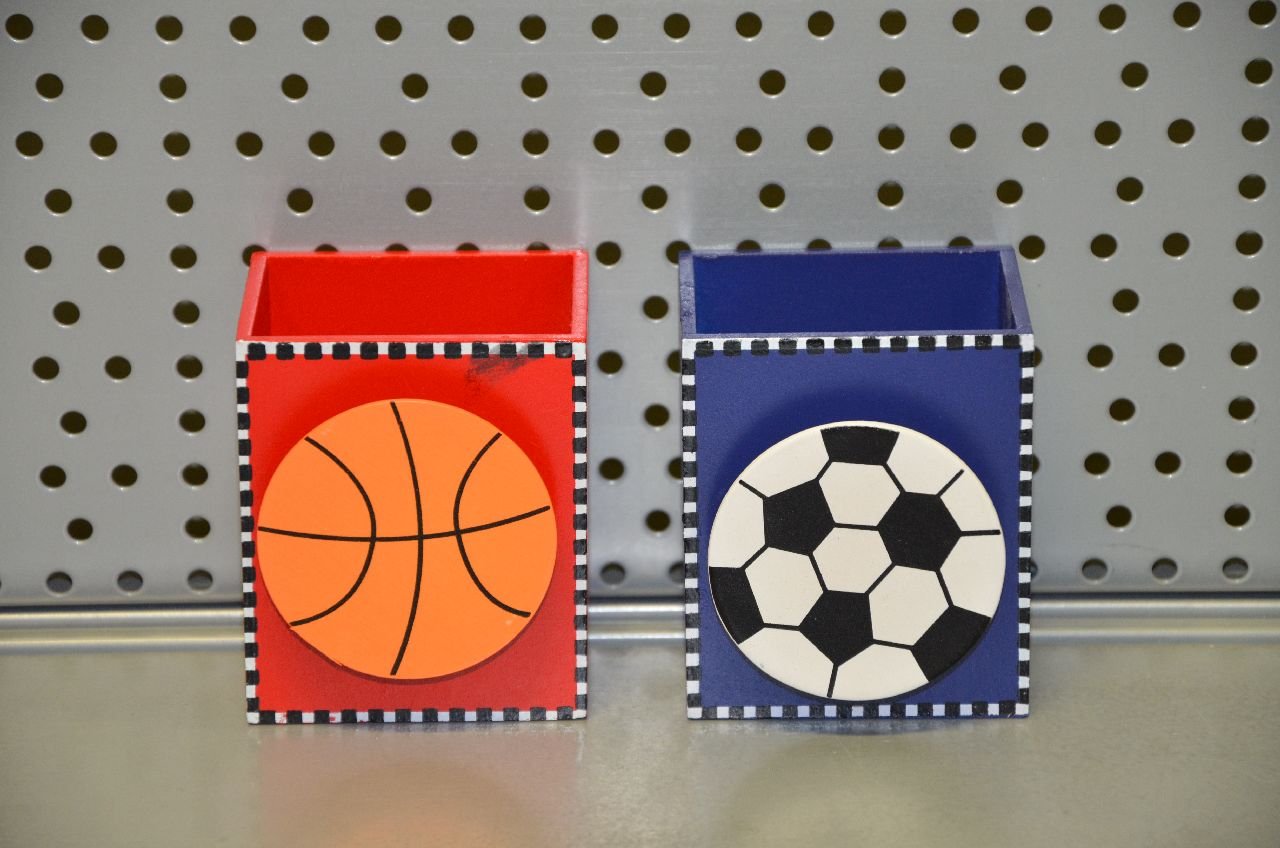 Wooden pen stand